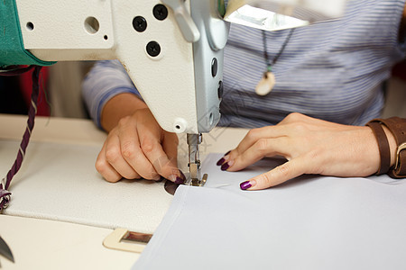 缝纫机裁缝女裁缝的手从上至下 服装制造业;制衣业图片
