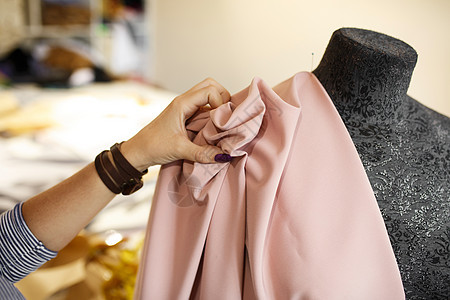 女裁缝将织物附在针头的模特上 设计着装设计 定制工业概念纺织品女性缝纫工作工具商业针线活工厂制造业作坊图片