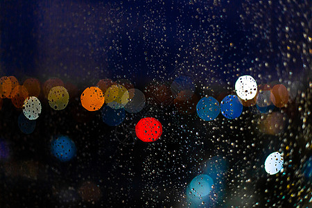 日落时 城市的窗户和角落的水滴天气风暴街道玻璃雷雨下雨天圆圈气泡下雨雨滴图片