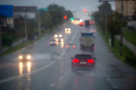 雨后晚上街上交通不集中的景象从路边看近视车辆背景市中心驾驶旅行生活圆圈墙纸街道图片