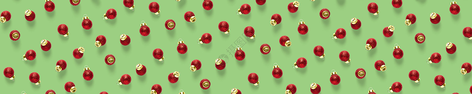 在绿色背景的圣诞节红色装饰品 背景的圣诞节装饰品构成 平躺的红色饰品作品白色艺术框架新年装饰墙纸风格假期庆典图片