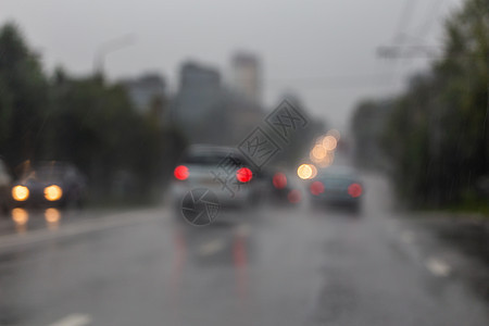 雨后晚上街上交通不集中的景象从路边看街道辉光沥青生活景观圆圈运输旅行背景城市图片