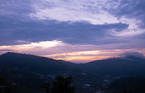 高山日出山岳的景象 清晨有奇异的天空背景