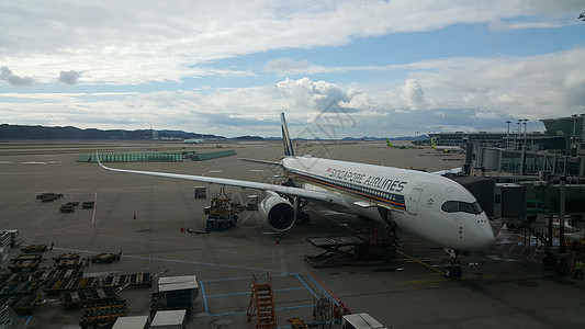 乘客飞机站在混凝土铺面跑道终点站的机场上座舱沥青航空公司喷射翅膀空气技术机身旅行交通图片