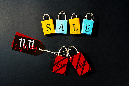 年终销售 11 11个单日沙拉 购物袋和价格标签图片