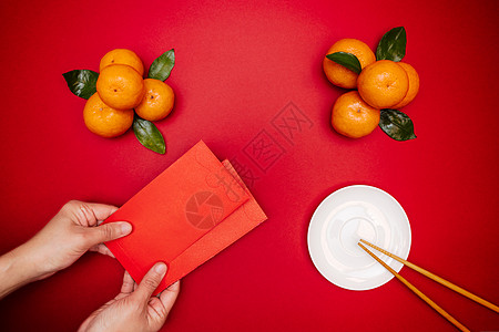 平日中国月球新年传统食物和再提供金子母亲运气奉献节日橙子信封文化礼物战俘图片