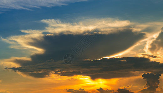 金色的夕阳天空 天上的天空 蓝色和黄色的天空与白色 cl橙子天堂太阳日落场景辉光天气墙纸精神热带图片