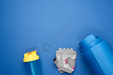 运动手套和蓝色运动垫 顶视景图片