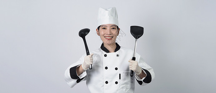 亚洲女性厨师持有平板电脑 并收到在线订购单商务博主厨房工作女士商业互联网服务居住手机图片