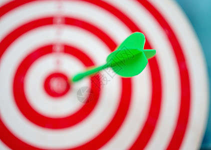绿箭在模糊背景上瞄准目标中心  Succe疼痛圆圈营销愿望射箭经营挑战商业优胜者战略图片