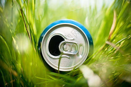 青草中的铝罐可乐白色苏打环境蓝色金属饮料生态啤酒地面图片