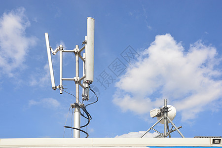 屋顶上移动电话信号中继器设备天空细胞蓝色商业手机播送海浪微波卫星通讯塔图片