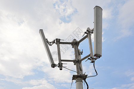 屋顶上移动电话信号中继器设备手机通讯微波海浪商业天空空气广播收音机电视图片