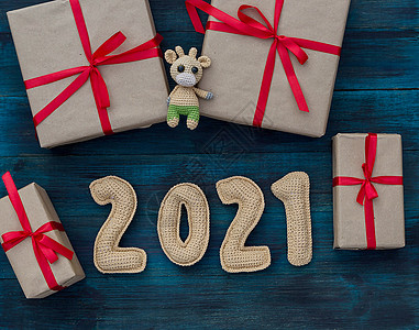 新年背景 有染色玩具公牛和手工艺纸礼品箱节日乡村季节数字惊喜假期包装纸圣诞饰品礼物图片