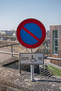 残疾人专用停车场 残疾人停车位图片