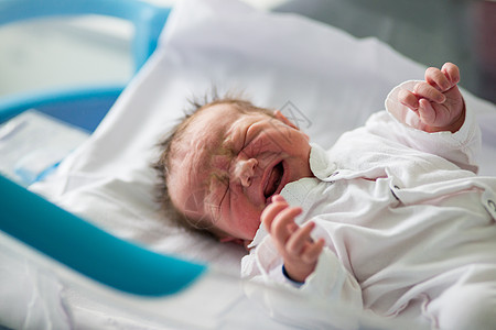 美丽的新生婴儿男孩 在产前医院的婴儿床铺苗圃床单塑料劳动母性男生睡眠卫生家庭保健图片