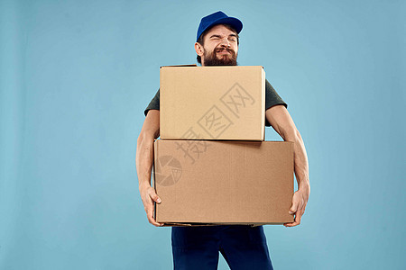 身穿制服和手递服务用箱装纸箱的男工纸盒邮件领带套装盒子商务男人货物蓝色包装图片