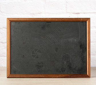 黑色背景 白砖墙后面的空木纸边框学校菜单班级教育课堂绘画黑板框架木板木头图片
