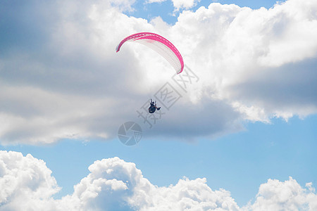 在阳光明媚的一天在天空滑翔传单风险运动蓝天数字肾上腺素人生冒险闲暇大事图片