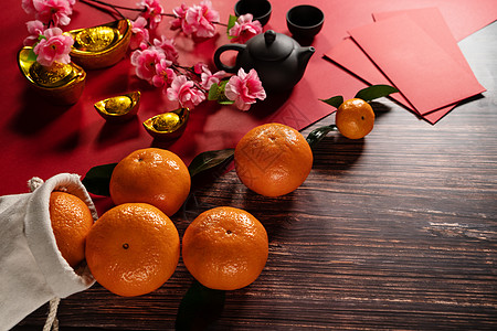 中国新年橙色 红包和中国茶叶泡女士财富筷子橙子礼物母亲金子月球运气奉献图片