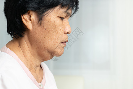 亚裔老年妇女面部皱纹皮肤的近身衰老雀斑毛孔女士衣冠脖子护理女性长老祖母图片