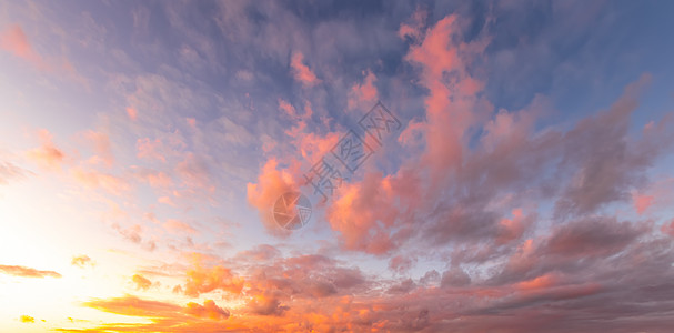 太阳落日照耀着夜空时的多彩橙色紫色戏剧性乌云天际金子天气场景天空粉色天堂阳光水平气氛图片