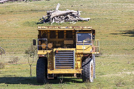 在澳洲绿地上 一辆老旧的生锈的挖土车牧场土方出租车土地托盘推土机场地森林地球农场图片