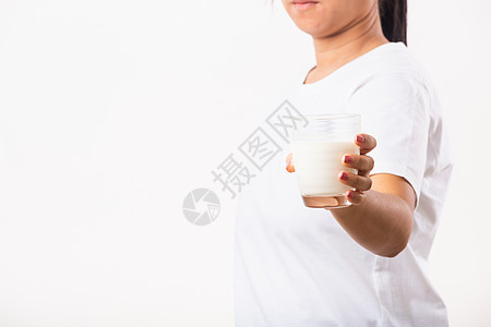 妇女用手握手 喝杯子中的白牛奶奶制品女孩成人食物产品早餐幸福玻璃女性牙齿图片