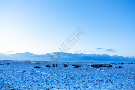 冰岛在冬季的令人难以置信的田地和平原风景 地面上布满了积雪 巨大的空间 冬天自然的美丽季节旅行荒野环境国家岩石冰川旅游冒险日落图片