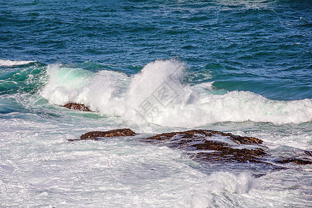 翻滚岩石的波浪图片