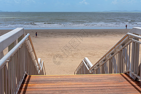 通往海滩的楼梯通道蓝色梯子假期娱乐甲板海岸波浪脚步晴天人行道图片