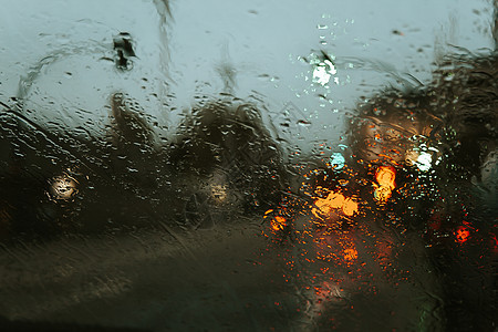 雨滴在汽车水晶上 上面有超质质和多彩的反射图片