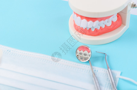 在有型式牙科设备的镜像中聚焦白色健康牙齿病人凹痕治疗牙线矫正工具口腔科保健口服女性图片