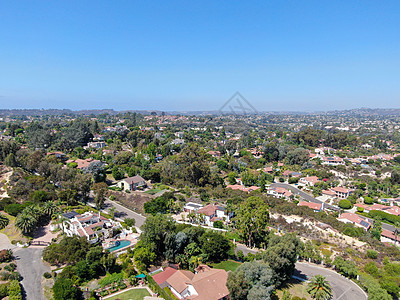 南加利福尼亚大型富豪住宅别墅的空中景象 2000年水池家园房子城市建筑财富住房草地爬坡社区图片