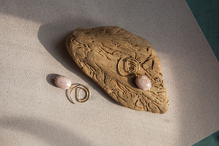 古老的耳环由天然粉红色极乐石制成手工玻璃女性金属矿物艺术礼物珠宝活动金子图片