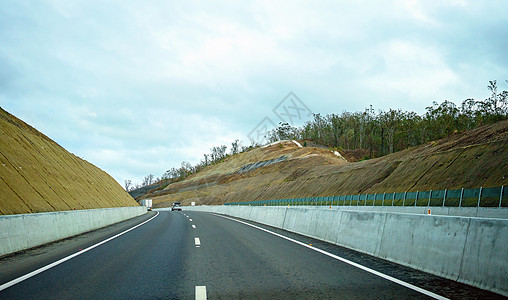 穿越一山的比土门高速公路图片