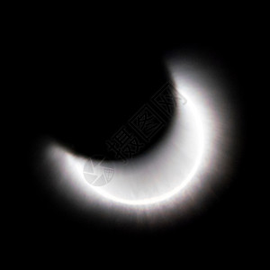 黑色背景上以新月形式呈现的照明灯图片
