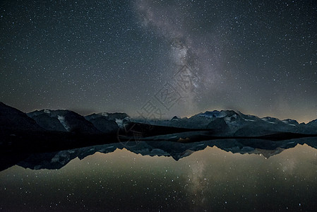 山上和湖上夜星的天空 原因或背景图片