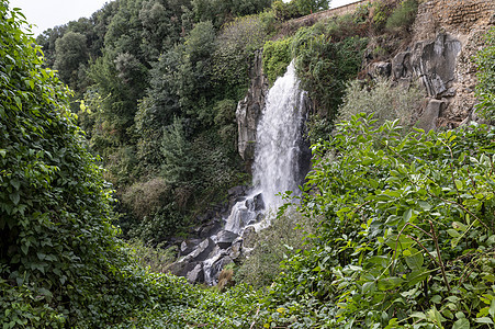 环绕着绿绿的瀑布风景旅行植物环境公园假期热带蓝色溪流旅游图片