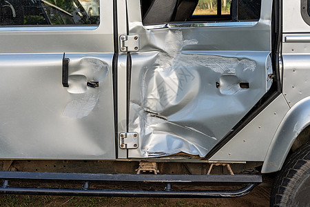 公路撞车事故的破车门保险破坏工作殴打危险汽车运输损害驱动金属图片