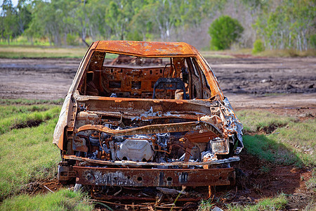 被废弃的汽车残骸车图片