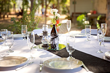 婚宴招待会设置为装饰主题椅子婚礼桌布桌子玻璃刀具酒杯用餐餐巾派对图片