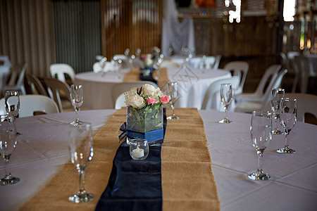 婚宴招待会设置为装饰主题盘子桌子接待酒杯服务餐具宴会婚礼餐饮用餐图片