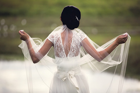 满天滚滚的新娘花园婚礼裙子女性辉光已婚婚姻面纱丝绸幸福图片
