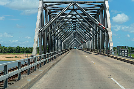 A号公路上的大钢桥结构运输蓝色建筑学框架城市文化航程车辆铆钉旅行图片