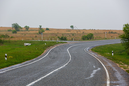 绿地之间的偏斜道路逐渐缩小到遥远的距离速度街道海岸运输交通驾驶运动山脉沥青汽车图片