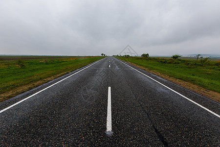 绿地之间的偏斜道路逐渐缩小到遥远的距离运输海岸交通街道运动沥青驾驶山脉汽车速度图片