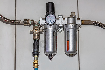 空气压缩机测量车库汽车服务中墙上汽车空气压缩机的液体气压图片