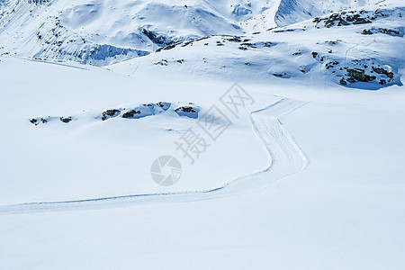 雪覆盖了大山和小步行道 在马特霍恩 泽尔马蒂图片