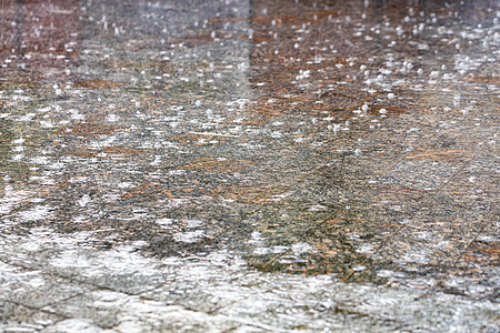 在城市人行道的花岗岩地上 绘制着雨滴的抽象图图片